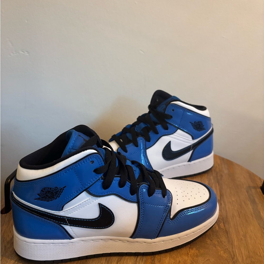 Air Jordan 1 Mid SE GS ‘Signal Blue’ - Picture 3 of 7